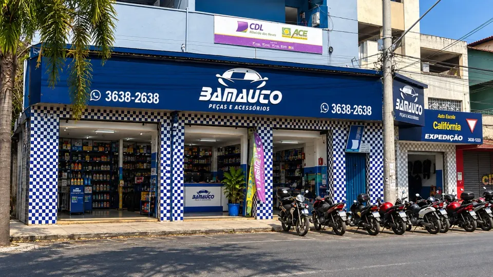 Fachada da Bamauto Peças e Acessórios na Av. Denise Cristina da Rocha, em Justinópolis, com motos estacionadas em frente à loja