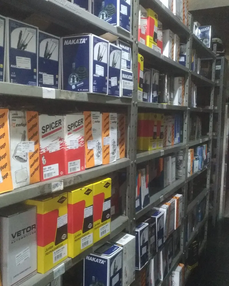 Estantes com caixas de peças organizadas por aplicação