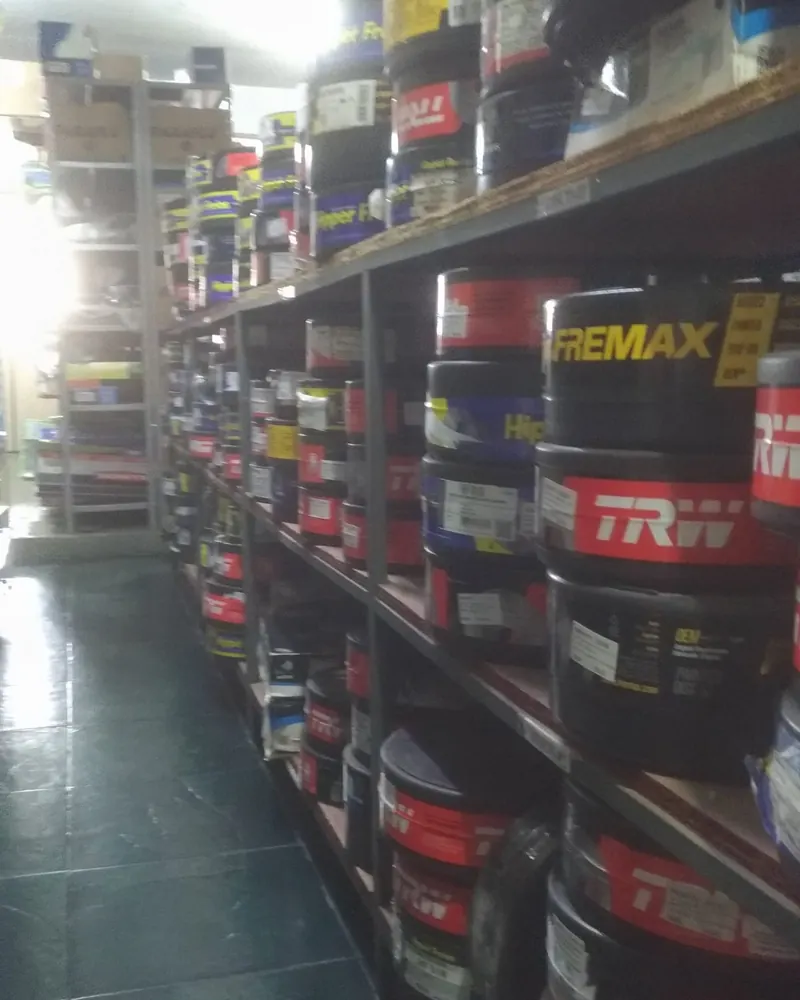 Corredor do estoque com discos e componentes de freio nas prateleiras