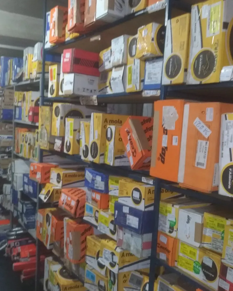 Prateleiras do estoque com caixas de peças de diversas marcas