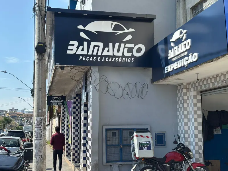 Letreiro da Bamauto Peças e Acessórios e a placa da expedição na esquina da loja